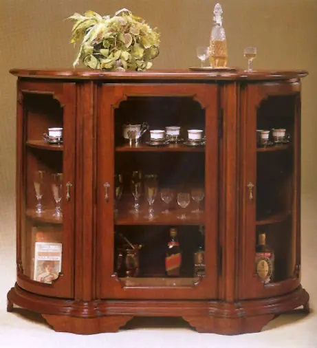 Vitrina 600 — cm. 132 x 40 x 107 H.