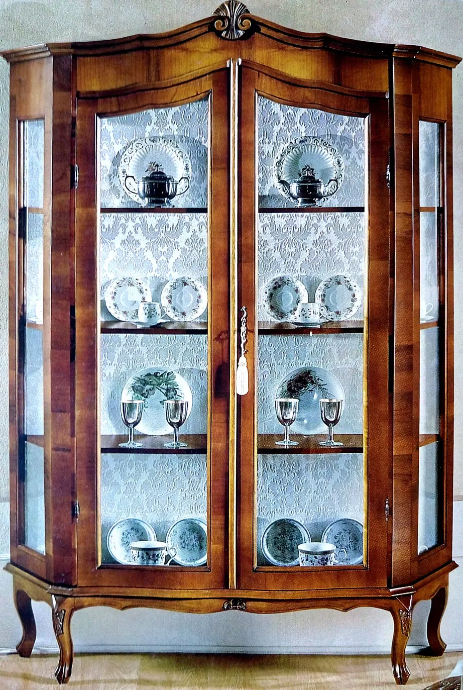 Vitrina 477 — cm. 130 x 37 x 183 H.