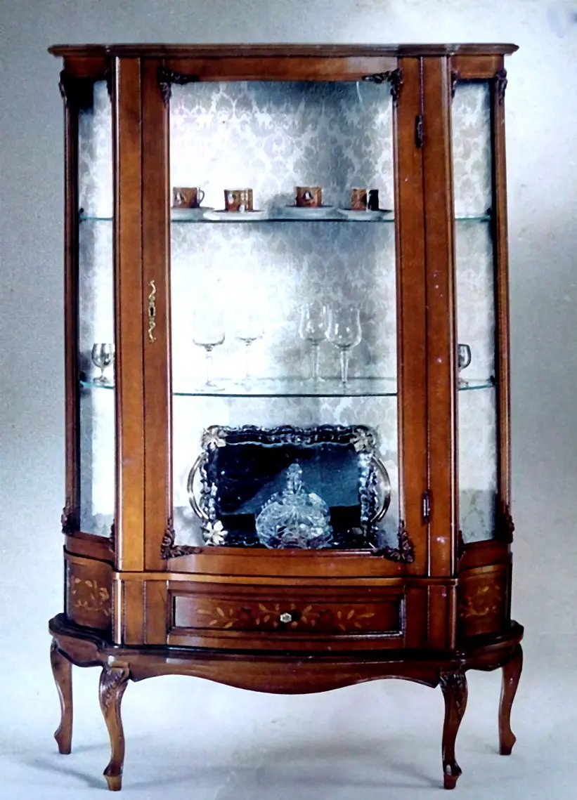Vitrina 738 — cm. 97 x 37 x 151 H.